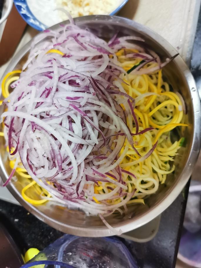 生酮低碳蔬菜面条沙拉Zoodles意式肉酱汤面