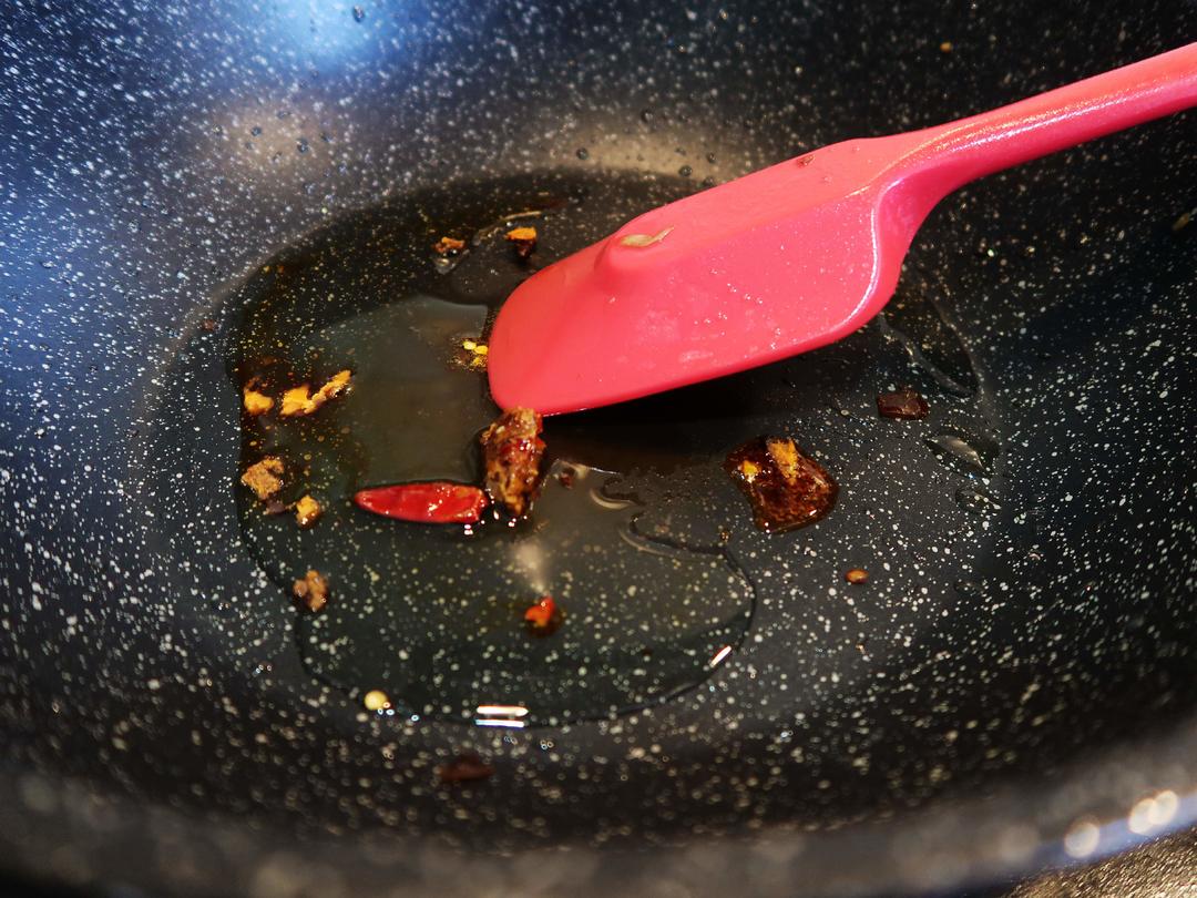 快手午餐便当饭盒——麻油大头菜和火腿肠炒鹿茸菇