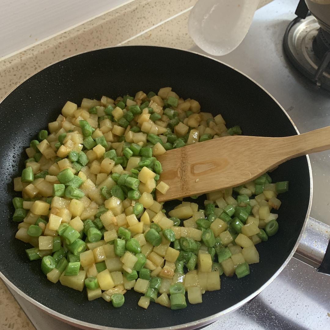 家常土豆豆角盖饭的做法 步骤5
