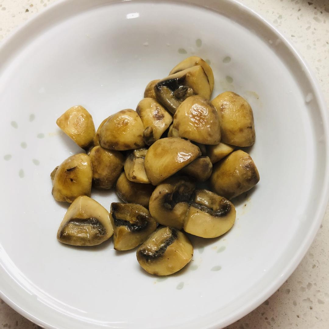 炒鸡简单的奶香鸡肉蘑菇浓汤