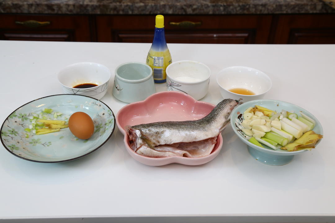 《肿瘤食谱100道》--微波炉蒸鲈鱼(补充优质蛋白质、Omega-3不饱和脂肪酸和维生素D)