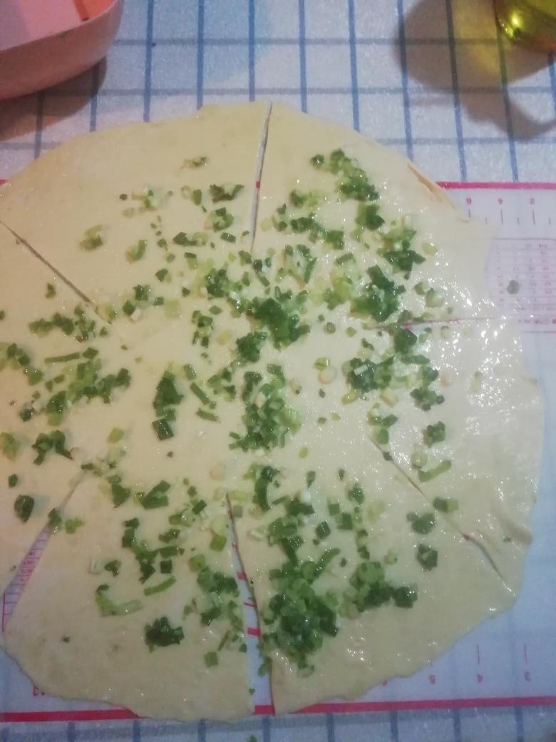 薄如蝉翼的葱油饼的做法 步骤4