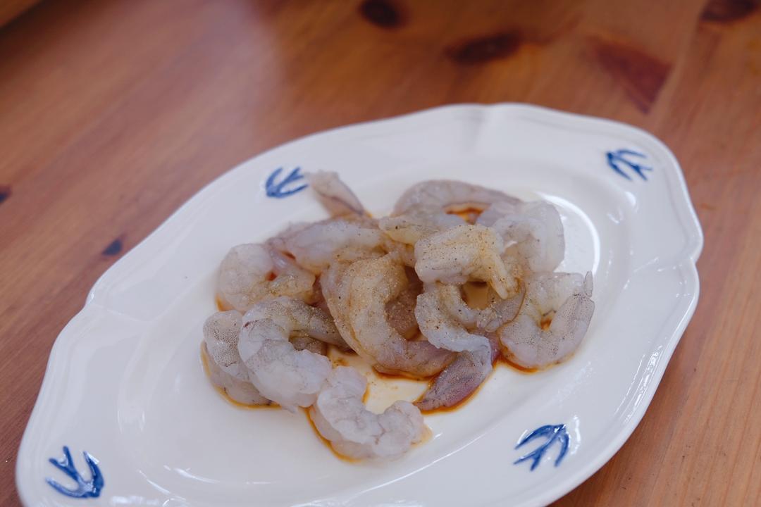 颜值高、且美味的「甜椒炒虾仁」的做法 步骤1