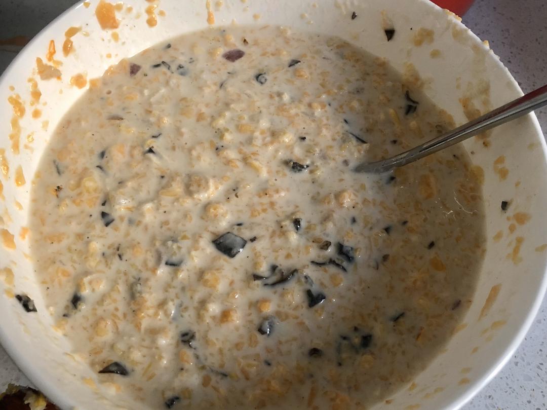 把面糊和蔬菜拌匀成稀糊状