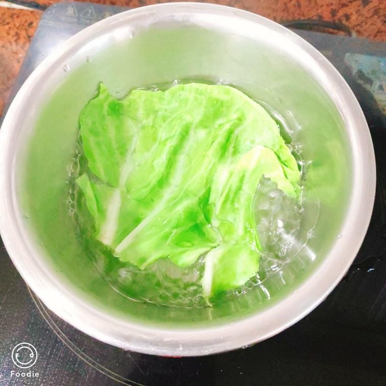10个月以上宝宝辅食西红柿卷心菜瘦肉面的做法 步骤3