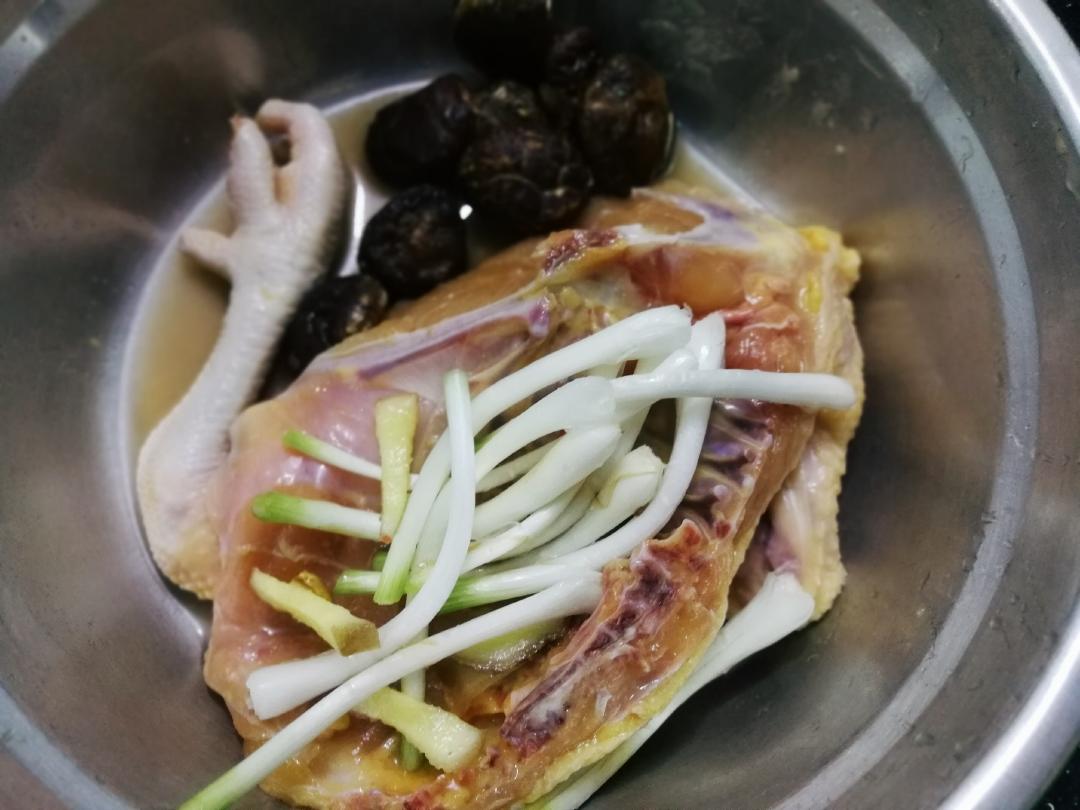 荷叶沙姜盐焗鸡(记得要手撕呀)
