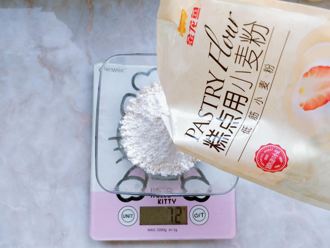 海豹甜甜圈(创意食谱,无水海绵蛋糕胚,巧克力淋面)的做法 步骤2