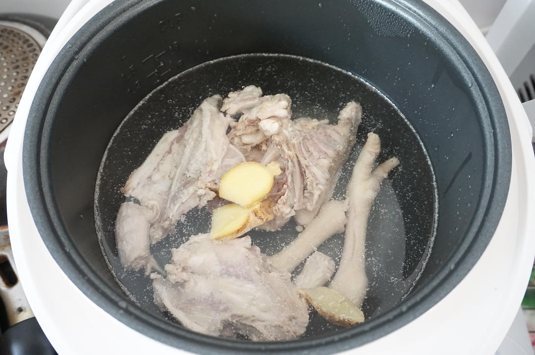 熬好的鸡汤清澈透亮,取出鸡骨和姜片即可.