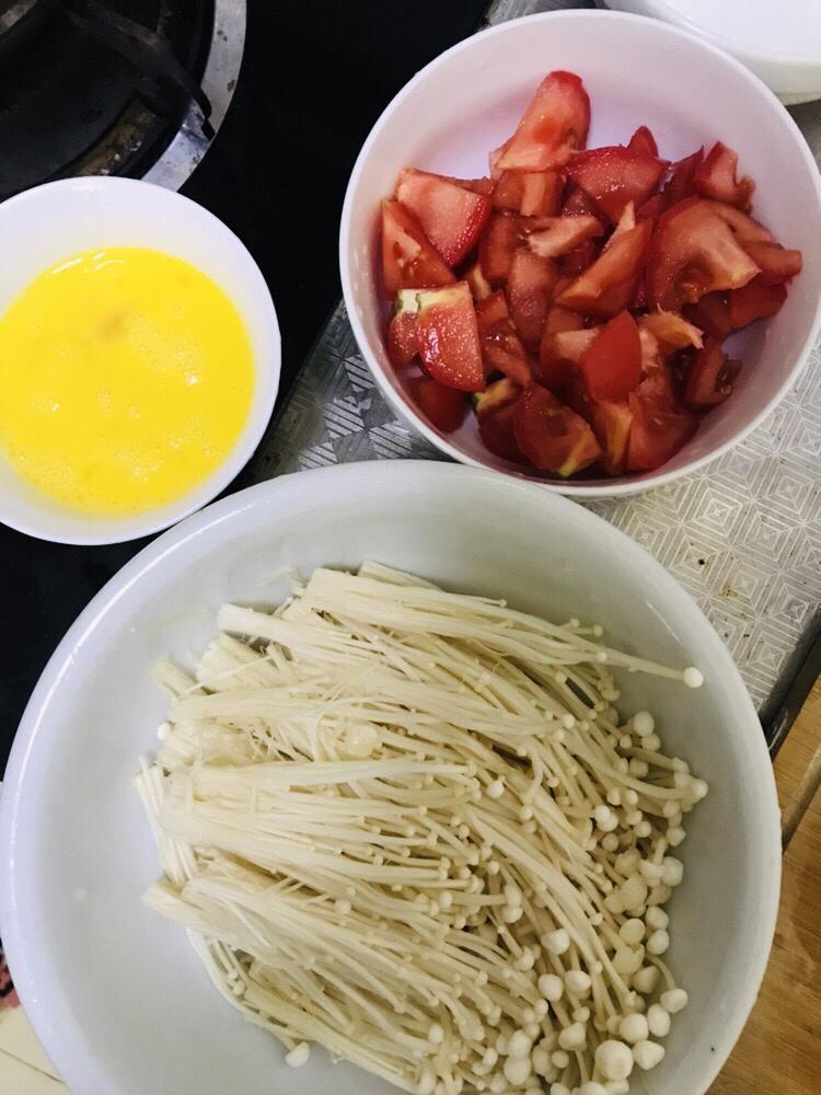 金针菇西红柿鸡蛋汤的做法 步骤1