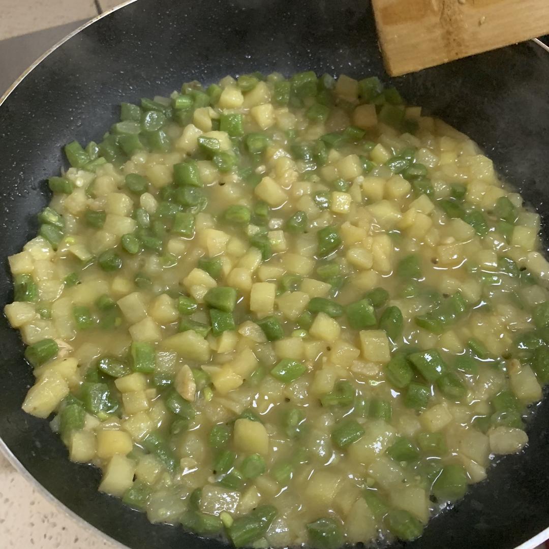 家常土豆豆角盖饭的做法 步骤7