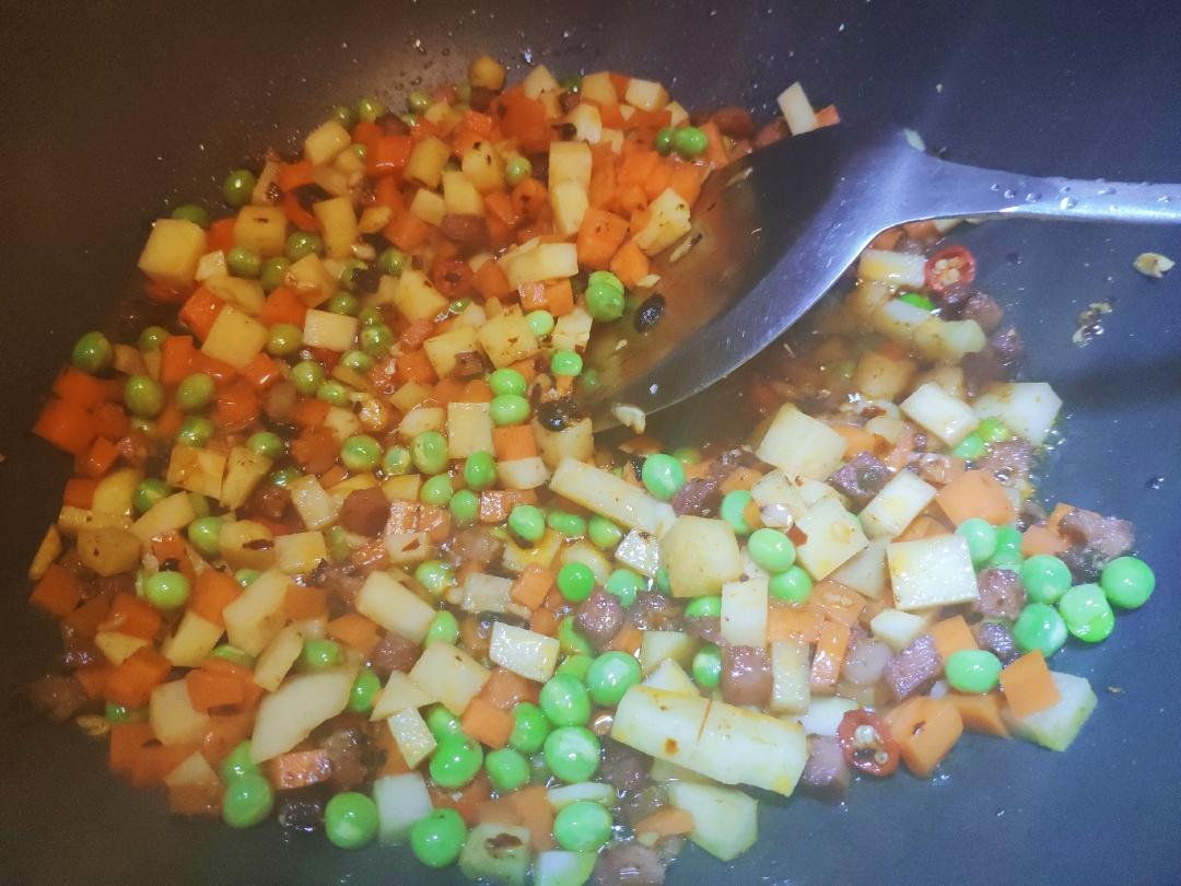 什锦腊味土豆焖饭的做法 步骤3