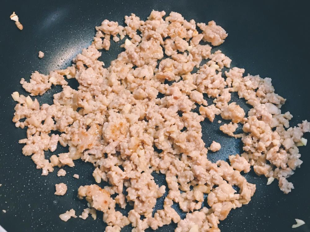超简单的西餐经典—肉酱意粉的做法 步骤2