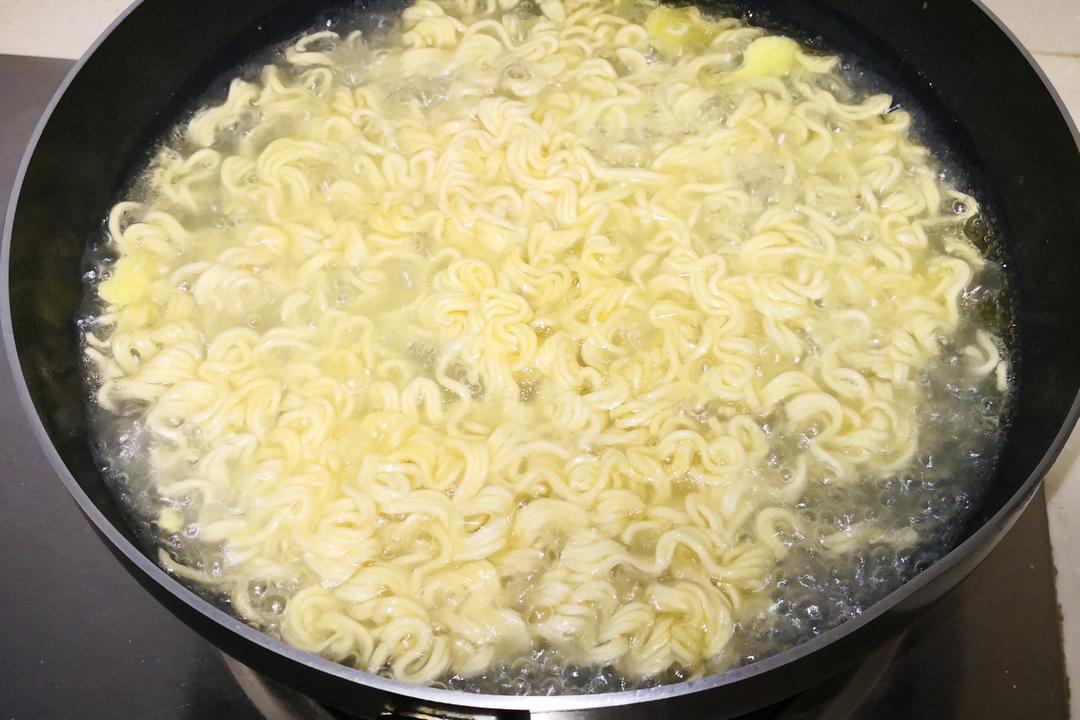 简单煮一碗有温度的泡面的做法 步骤6