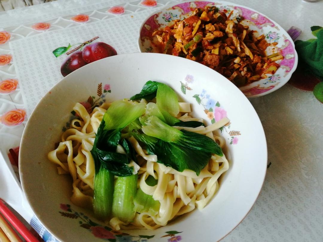 水开后先下面,沸腾后加青菜,再次煮开后捞出.