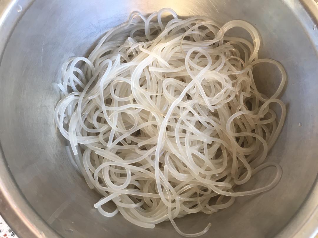 酸萝卜炒粉的做法 步骤2