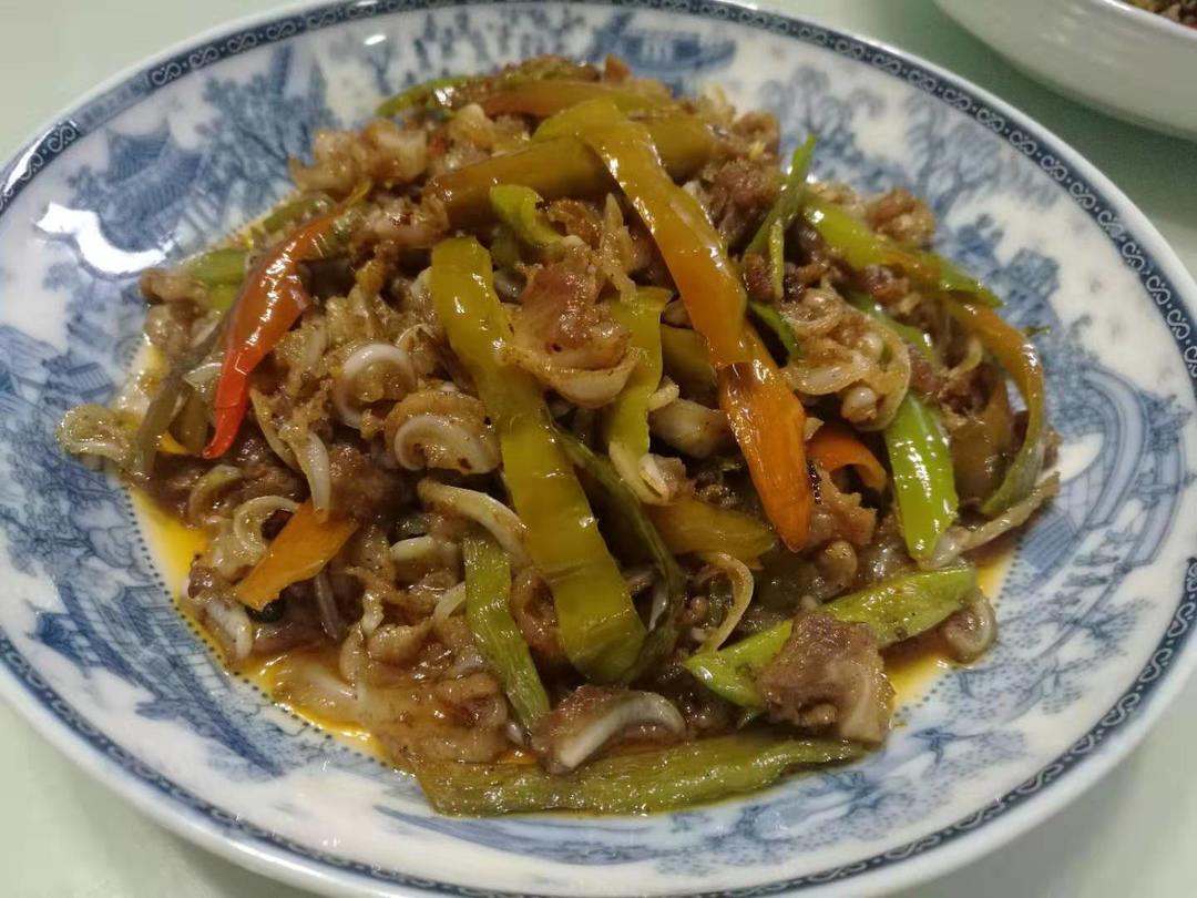 下酒好菜:辣椒炒月亮骨的做法 步骤10