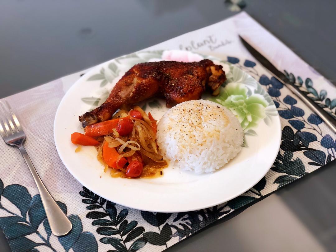拼盘,米饭淋上酱汁,再全盘撒上意面披萨草调味料(没有可不用或者撒点