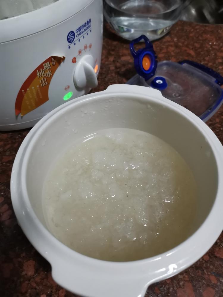 炖锅外加开水,炖盅内加纯净水或凉开水刚好淹没过燕窝,隔水炖25—30