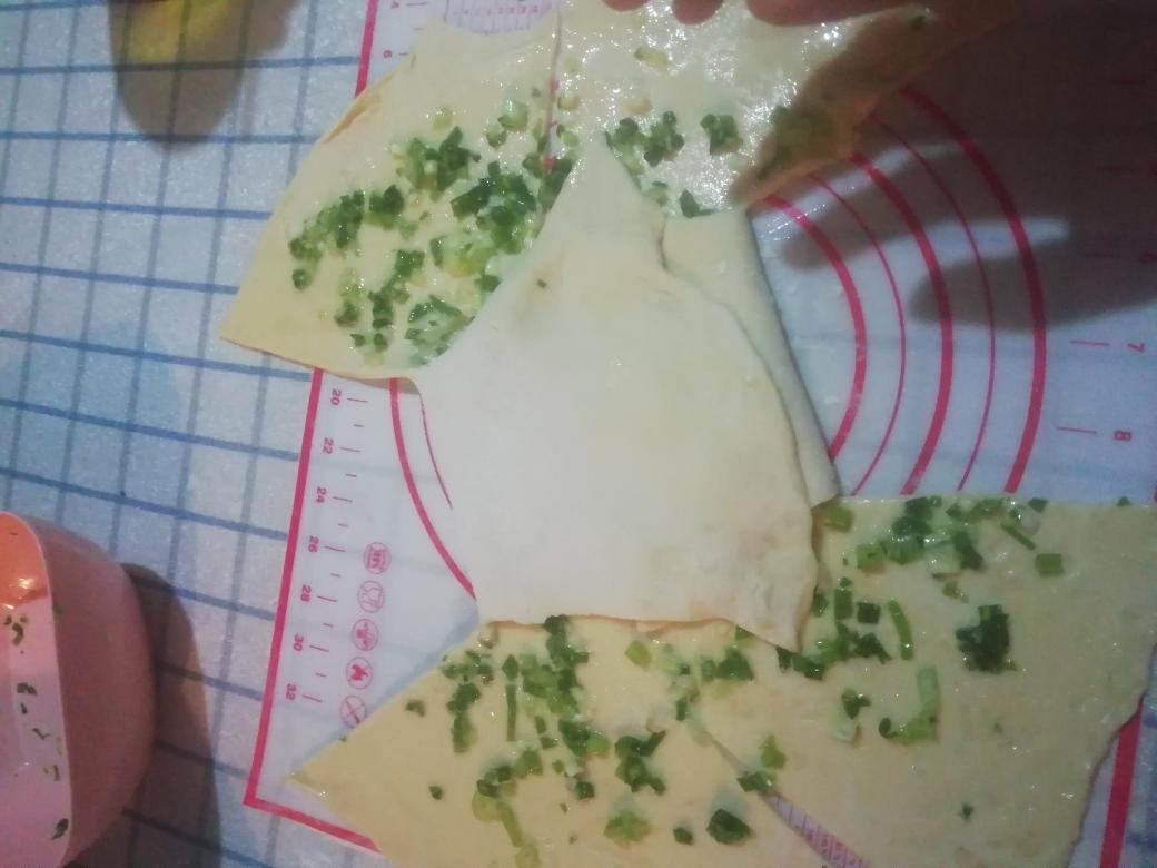 薄如蝉翼的葱油饼的做法 步骤5