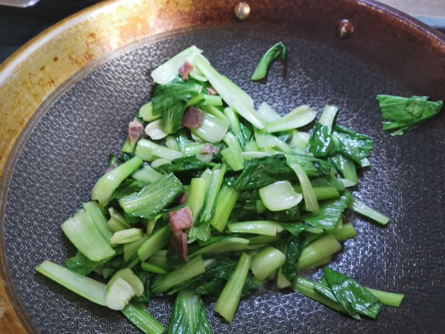 火腿芯炒小白菜。