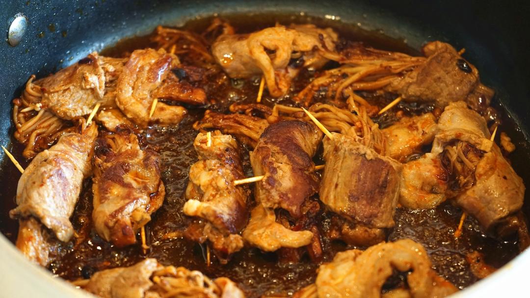 香香辣辣羊肉卷金针菇(只用了一种配料—老干妈 香香辣辣 非常简单)的做法 步骤7
