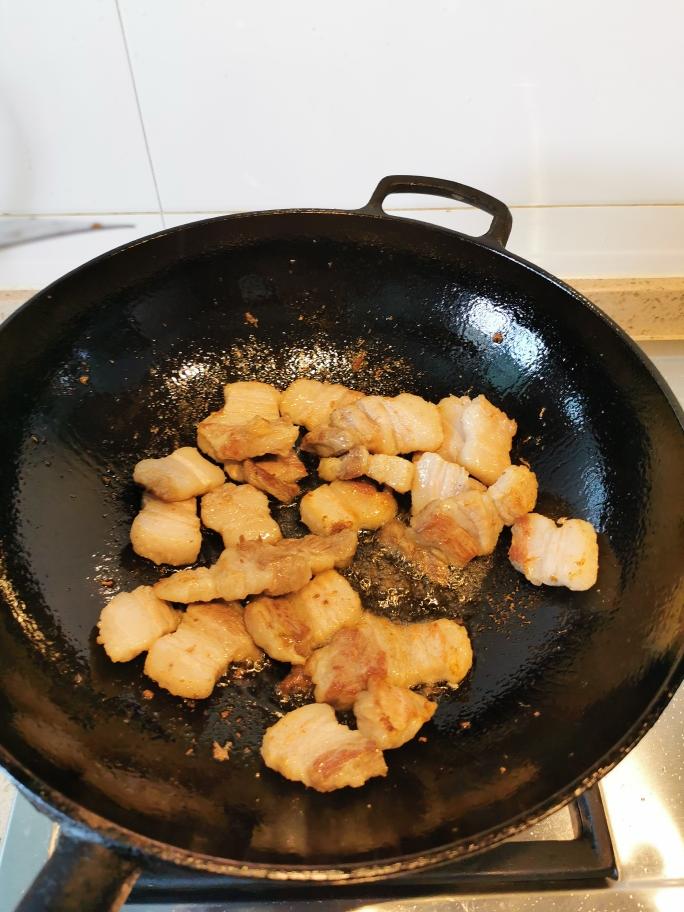 五花肉烧油豆腐的做法 步骤2