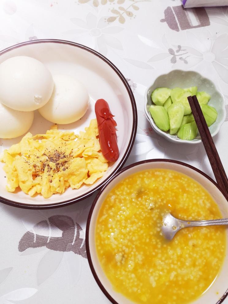 南瓜小米粥 豆沙包 鸡蛋 香肠 小黄瓜