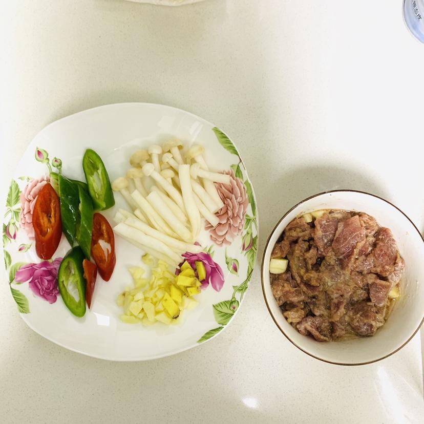 炒牛肉海鲜菇