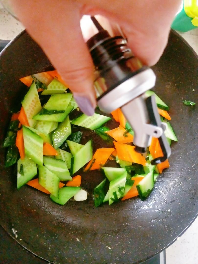 黄瓜胡萝卜炒蛋快手菜