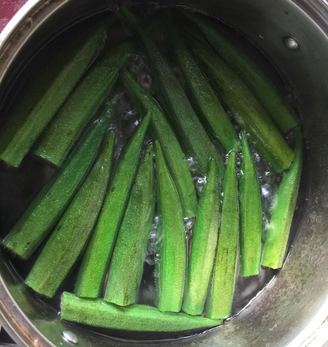 蒜蓉秋葵的做法 步骤2