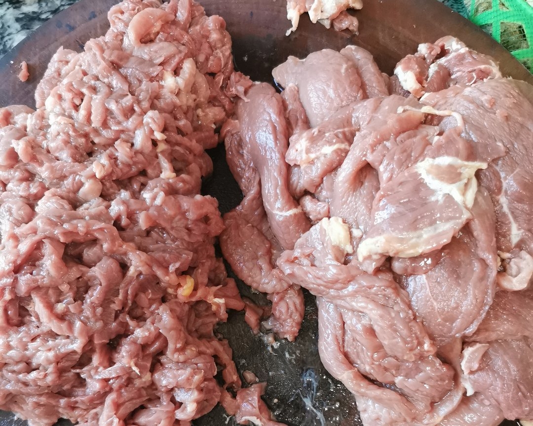 黄牛肉逆着纹路切丝 切肉的诀窍:横切牛肉,斜切猪,顺切鸡鸭