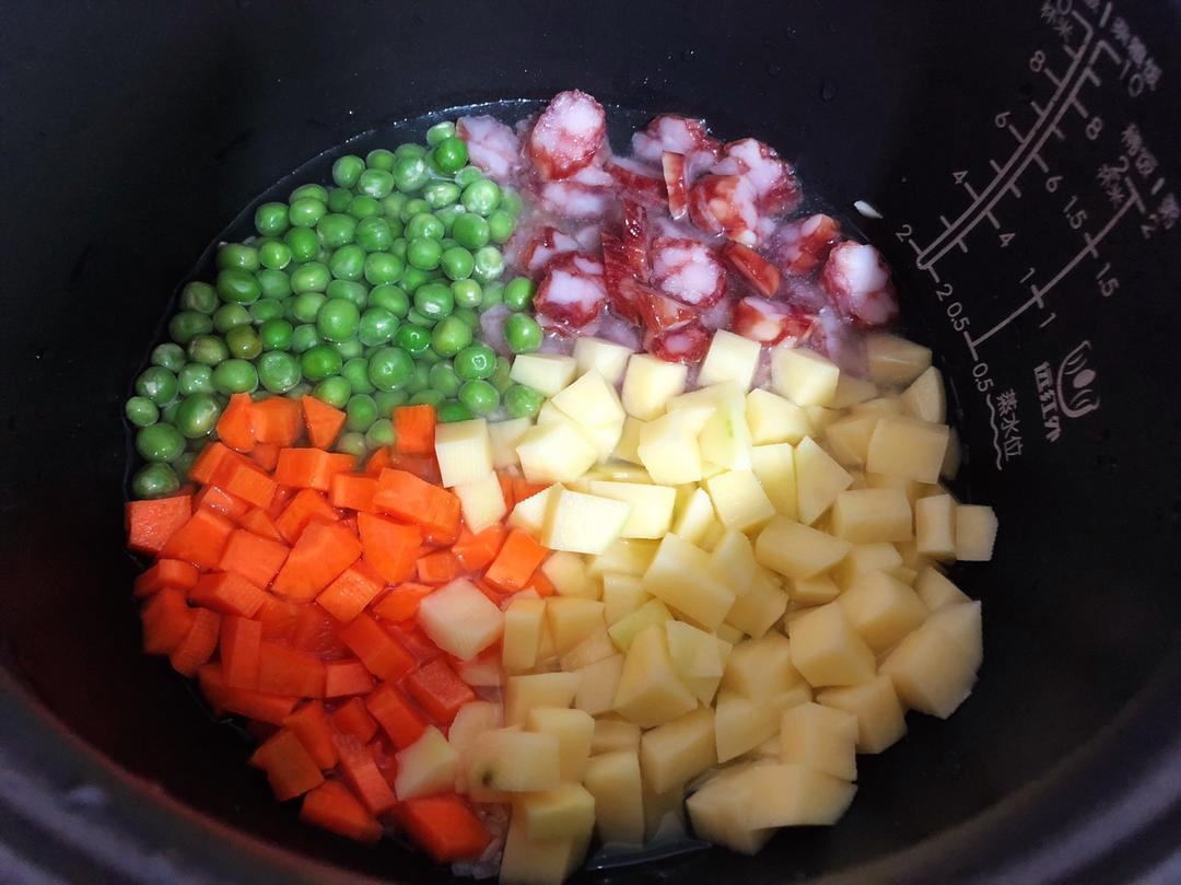 好吃的土豆腊肠焖饭