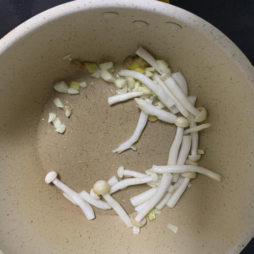 炒牛肉海鲜菇