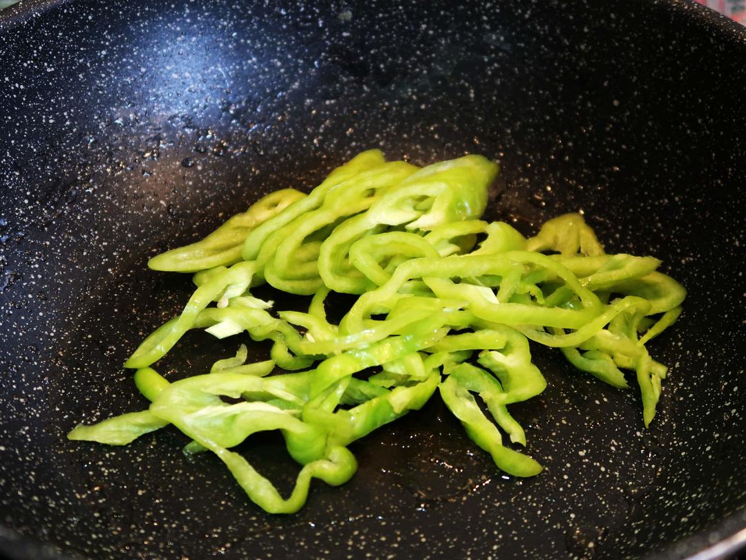 快手午餐便当饭盒——尖椒肉丝和大葱炒蛋