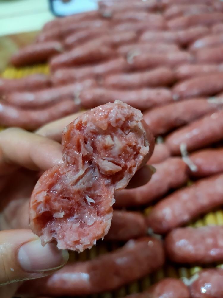 纯肉香肠,好香呀!放冰箱冷冻保存,吃的时候烤箱或者煎锅蒸锅加热就行!