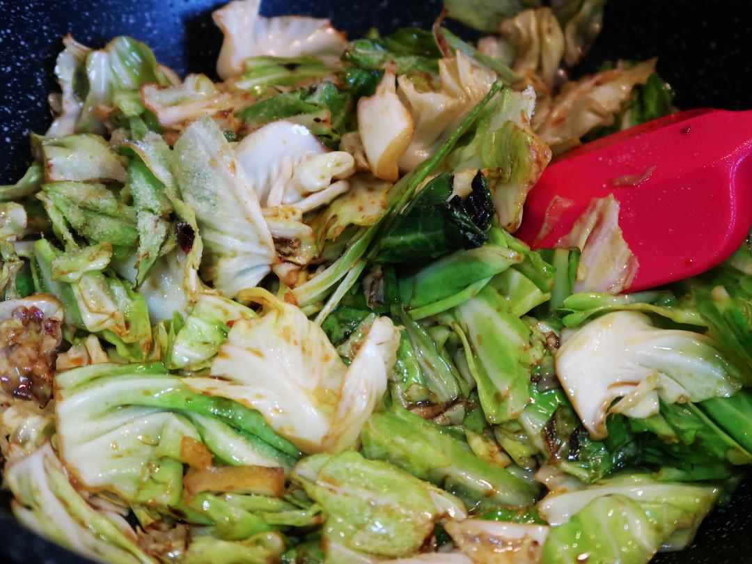 快手午餐便当饭盒——麻油大头菜和火腿肠炒鹿茸菇