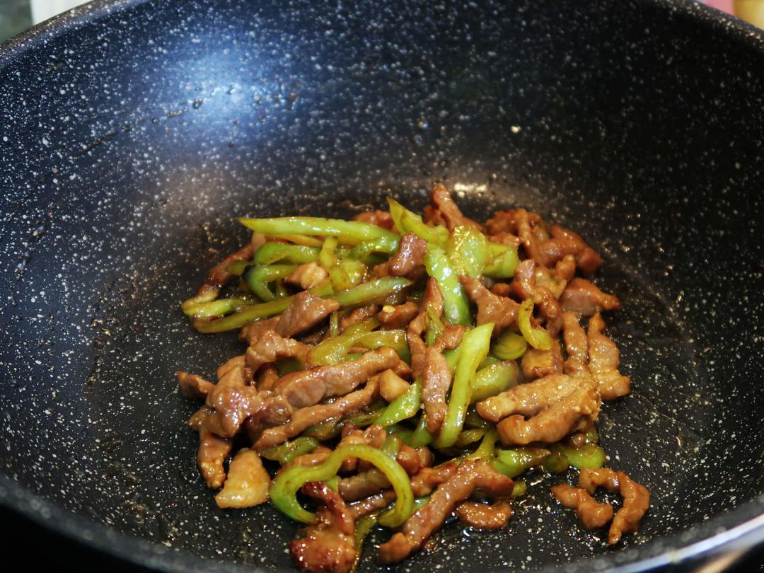快手午餐便当饭盒——尖椒肉丝和大葱炒蛋