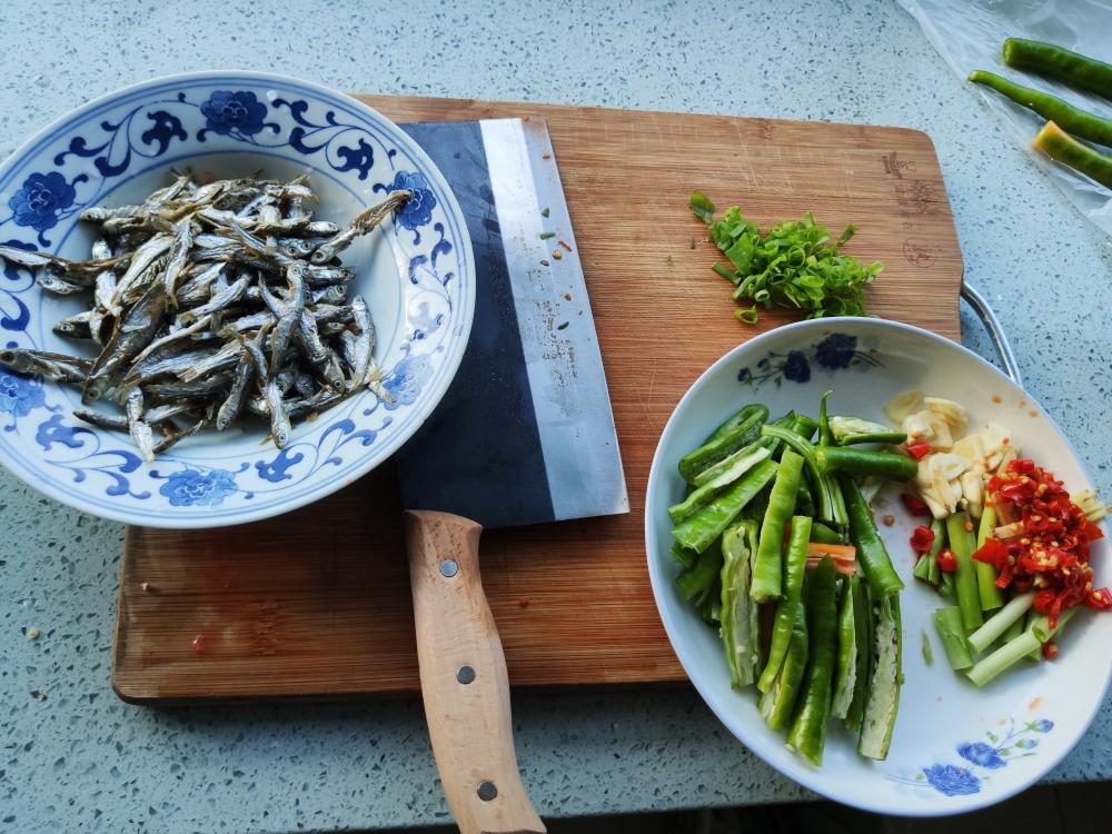 泡椒杂鱼干
