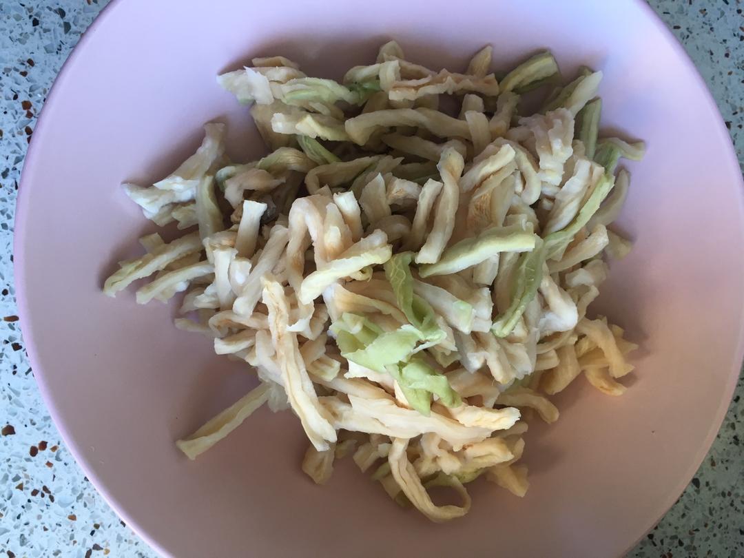酸萝卜炒粉的做法 步骤1
