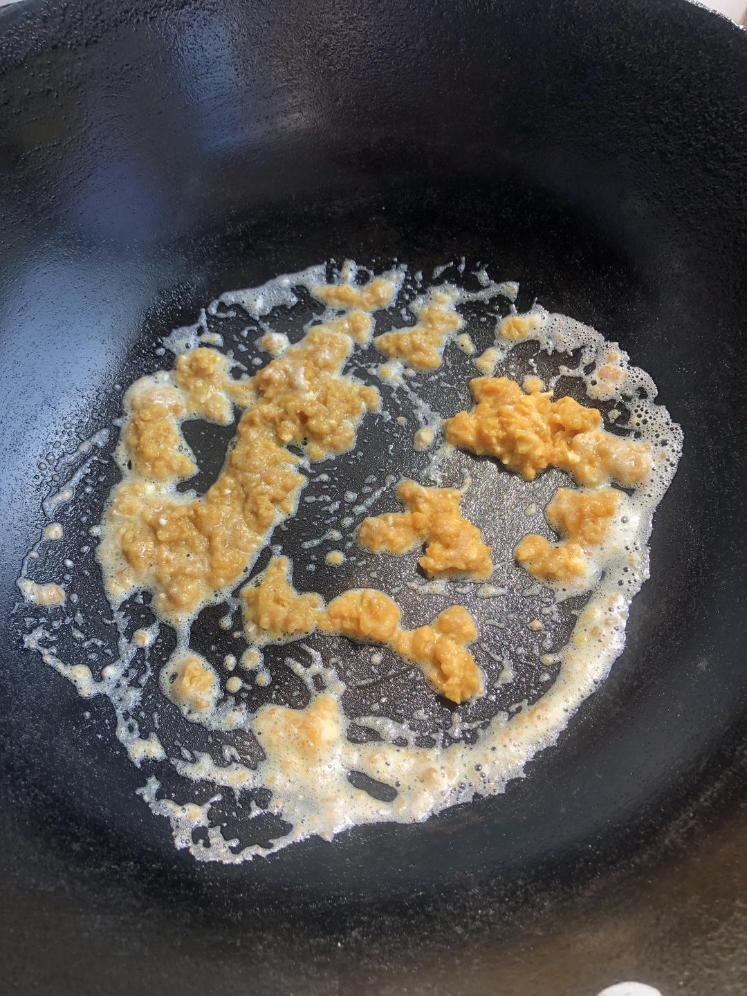 蛋黄焗鸡翅,好吃到隔壁小孩都馋哭了的做法 步骤4