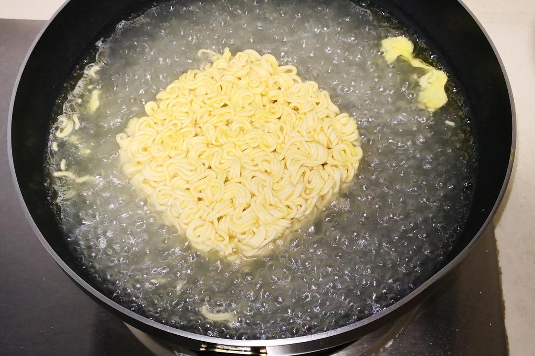 简单煮一碗有温度的泡面的做法 步骤5