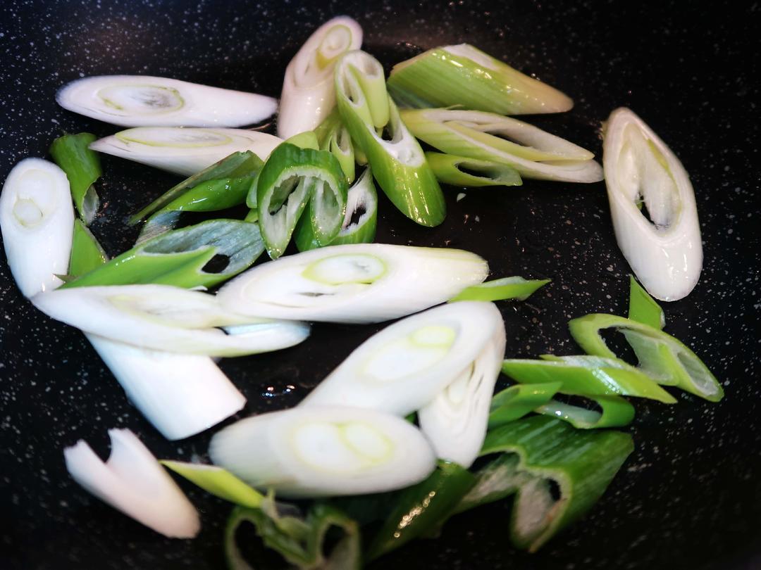 快手午餐便当饭盒——尖椒肉丝和大葱炒蛋